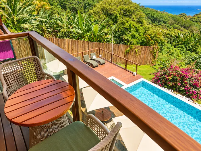 Varanda do quarto duplo com vista para a piscina e o mar