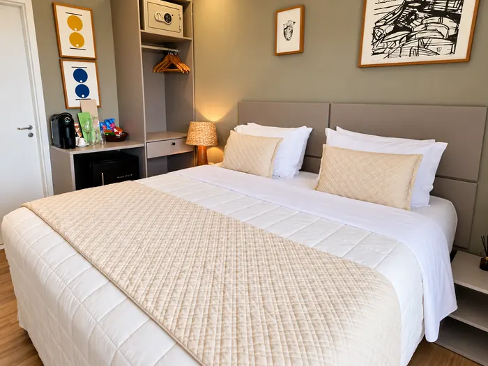 Roupa de cama e decoração do quarto duplo
