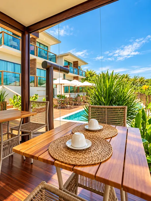 Mesa na varanda com vista para a piscina