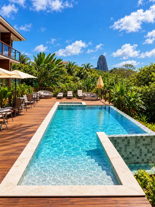 Piscina externa com vista para o Morro do Pico